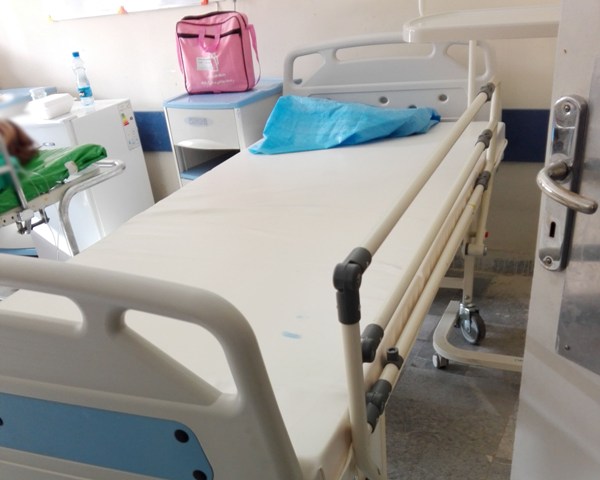 وضعیت عجیب یک بیمارستان در گیلانغرب/ مریض خانه ای با تختهای بیمار بدون پتو و بالش + تصاویر